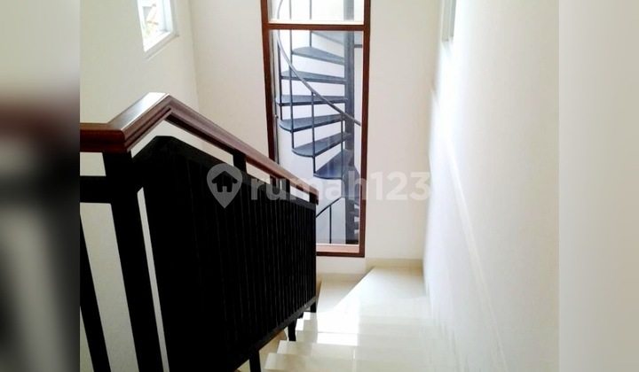 Well-Maintained House at The Green Attractive Price 2