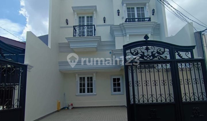 Rumah Mewah Bergaya American Classic Siap Huni Di Komplek Dpr Joglo Jakarta Barat 
