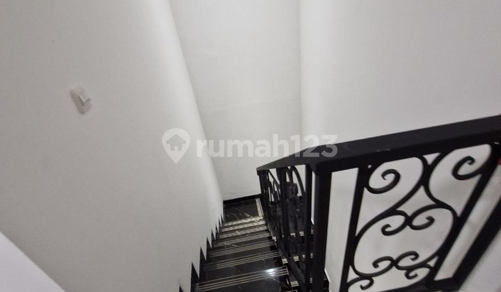 Rumah Mewah Bergaya American Classic Siap Huni Di Komplek Dpr Joglo Jakarta Barat  2