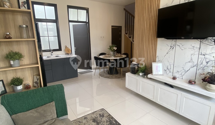 Rumah 2 Lantai Pinggir Jalan Deket Ke Mrt Lebak Bulus