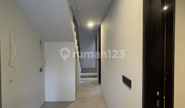 Rumah Baru Siap Huni Kontemporer 3 Lantai Bintaro