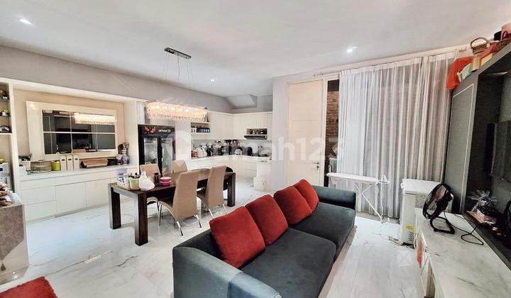 Rumah 2 Lantai Pakuwon City Furnish Dekat Mall Siap Huni