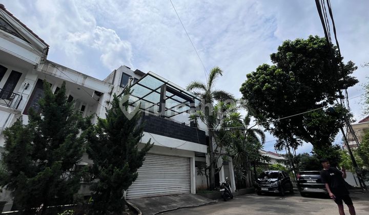 For Sale 3-Story House in Pulomas Kayu Putih | Freehold Certificate | Land 300 m²
