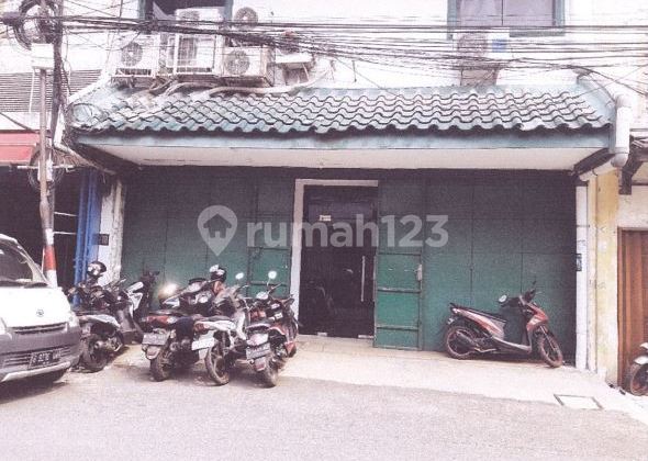2-Story Commercial Shophouse with 282 Land Area in Pinangsia, Taman Sari, West Jakarta 2