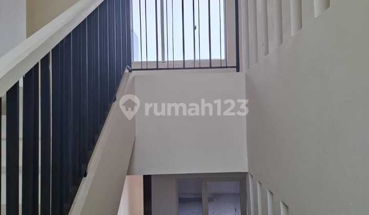 Beautiful House in Sutera Aruna Alam Sutera, South Tangerang 2