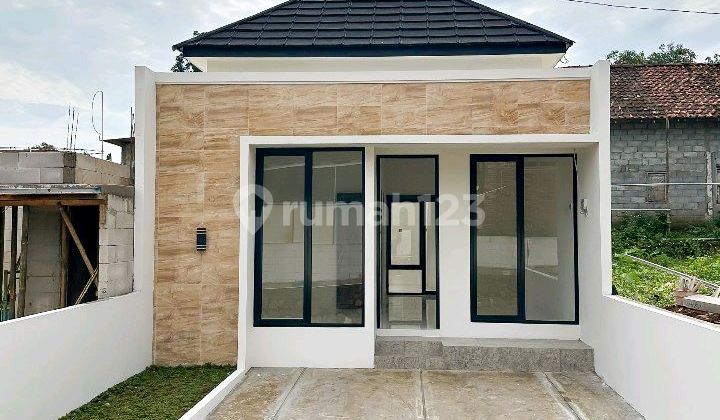 Rumah Teduh Gebug Bergaya Modern Minimalis 1