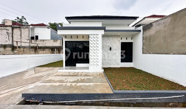 Rumah Bergaya Minimalis Modern di Ungaran dengan View Gunung 1