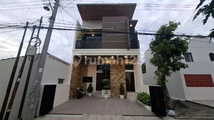 Rumah Modern 2 Lantai Dekat Jalan Utama Kaliurang, Siap Huni