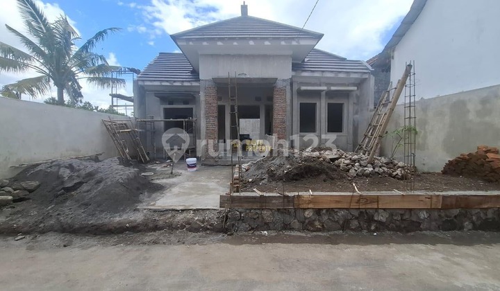 READY-TO-OCCUPY HOUSE WITH A SPACIOUS YARD NEAR JOGJA-SOLO ROAD READY-TO-OCCUPY HOUSE WITH A SPACIOUS YARD NEAR JOGJA-SOLO ROAD