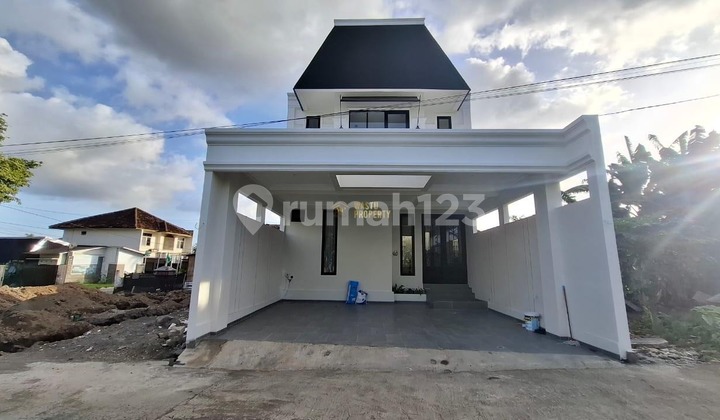 Rumah Mewah Gaya American Classic di Kawasan Maguwoharjo
