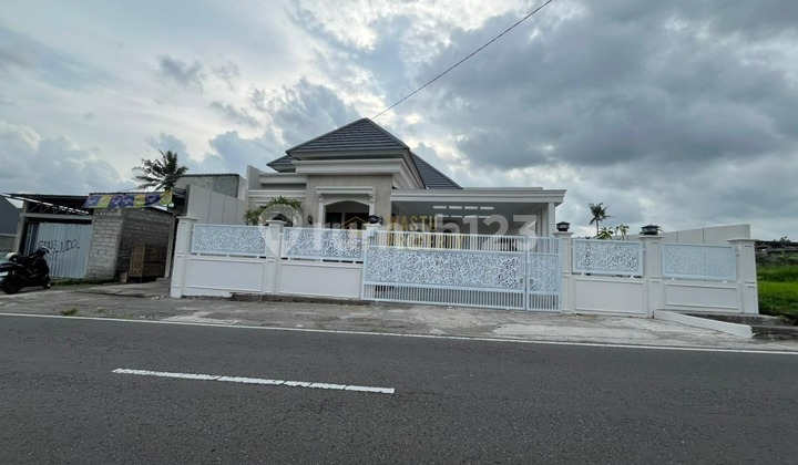 Classic Villa Design with Spacious Land in Besi Jangkang Classic Villa Design with Spacious Land in Besi Jangkang