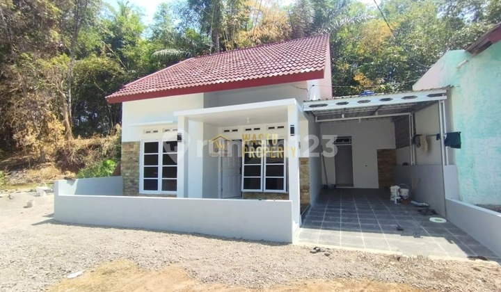 Ready-to-Occupy House, Strategically Located Near Toll Road in Seyegan