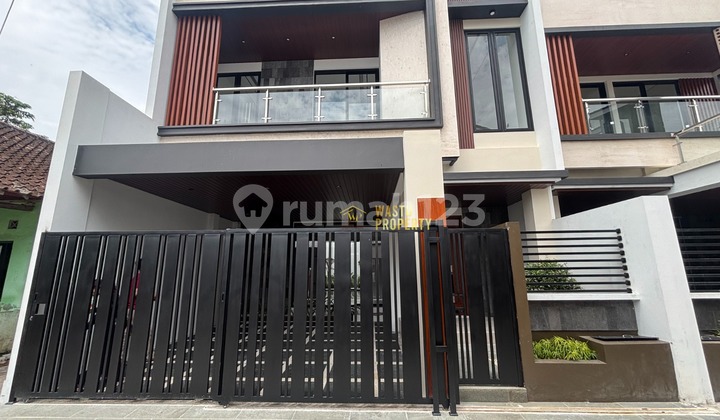 Hunian 2 Lantai dengan Konsep Luxury Living di Jalan Palagan