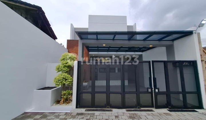 Rumah Elegan Siap Huni, Desain Cantik dan Tata Ruang Lega