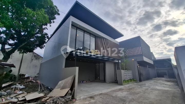 Rumah Mewah Full Furnished + Mini Pool Dekat Maguwoharjo Rumah Mewah Full Furnished + Mini Pool Dekat Maguwoharjo