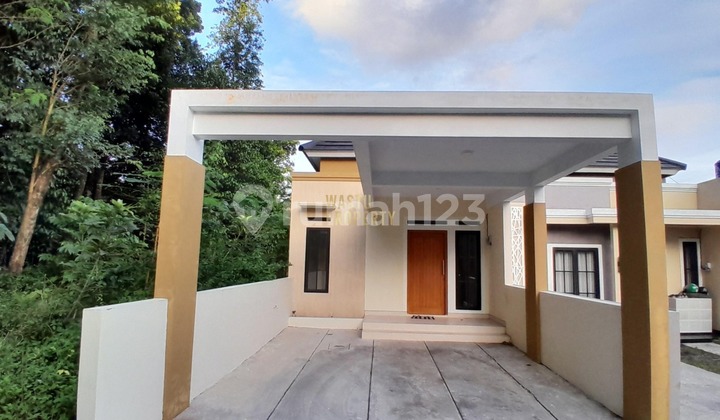 For Sale Beautiful Move-In Ready House with SHM, Hook Position Near Al Azhar Cairo Islamic Elementary and Junior High School in Ngaglik, Sleman. For Sale Beautiful Move-In Ready House with SHM, Hook Position Near Al Azhar Cairo Islamic Elementary and Junior High School in Ngaglik, Sleman.