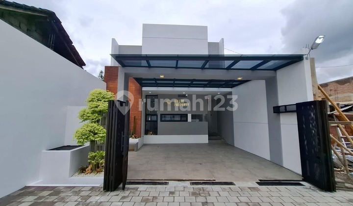 Rumah Mewah, Free Furnished, 10 Menit ke Kampus Uii Jogja di Ngaglik 2