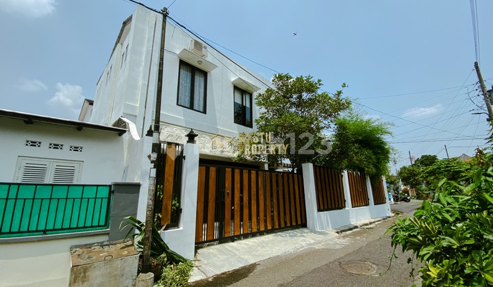Rumah Mewah, Posisi Hook, 8 Menit ke Malioboro Jogja