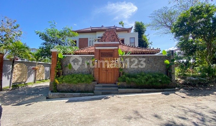 Luxury Villa with Joglo & Large Swimming Pool Near UMY Campus Luxury Villa with Joglo & Large Swimming Pool Near UMY Campus