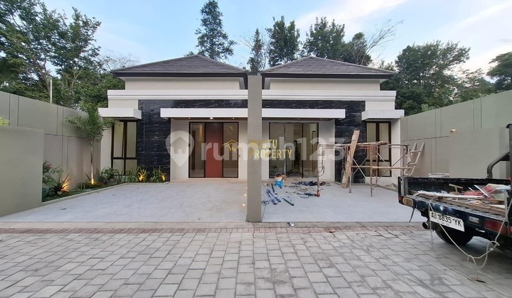 Rumah Modern Elegan Dekat Kampus Uii & Jalan Kaliurang