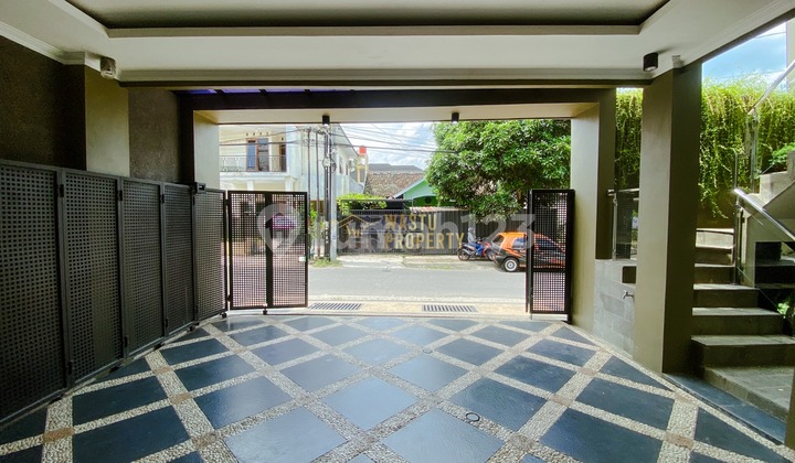 Ready-to-Occupy 3-Storey Luxury House in Maguwoharjo, Sleman 2