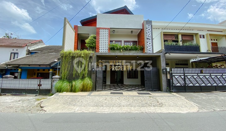 Rumah Mewah 3 Lantai Siap Huni di Maguwoharjo Sleman
