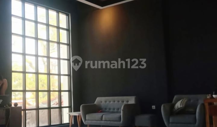 For sale, a very strategic shop house on the main road, quick sale. 1