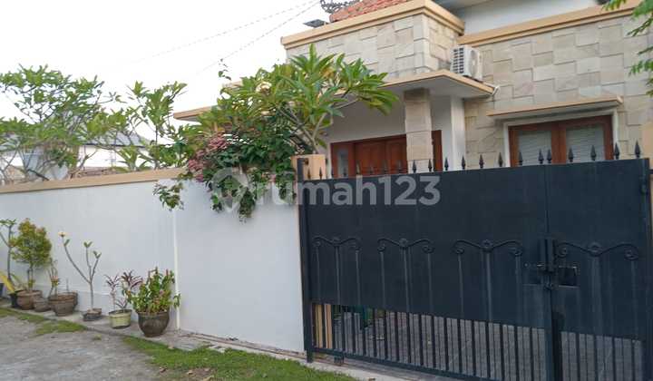 Rumah Dekat Pantai Dengan Fasad Villa Bergaya Moder