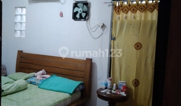 Selling Cheap Main House and 4 Rental Rooms in a Very Strategic Location in Central Jakarta 2