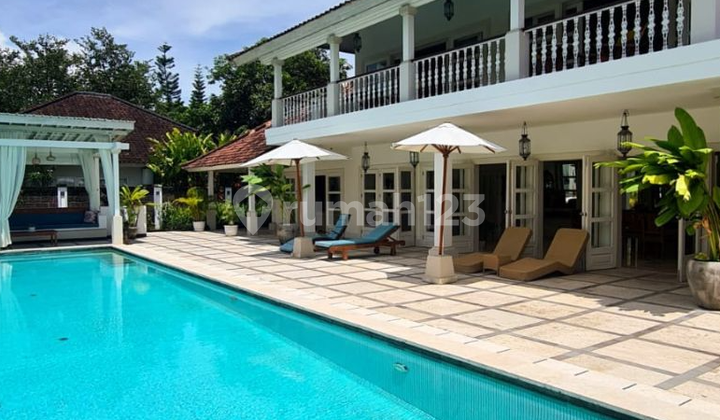 Luxury Colonial-Style Villa By The River in Tabanan