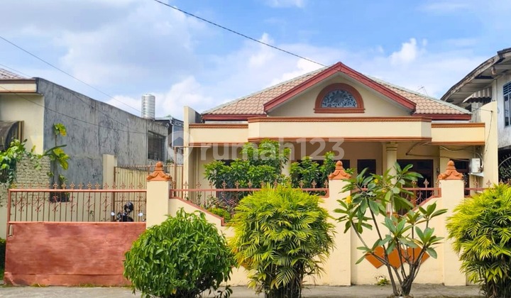 Rumah Siap Huni Berhalaman Luas Cocok Buat Kost Strategis di Jl. Prajurit - Medan Timur, Medan