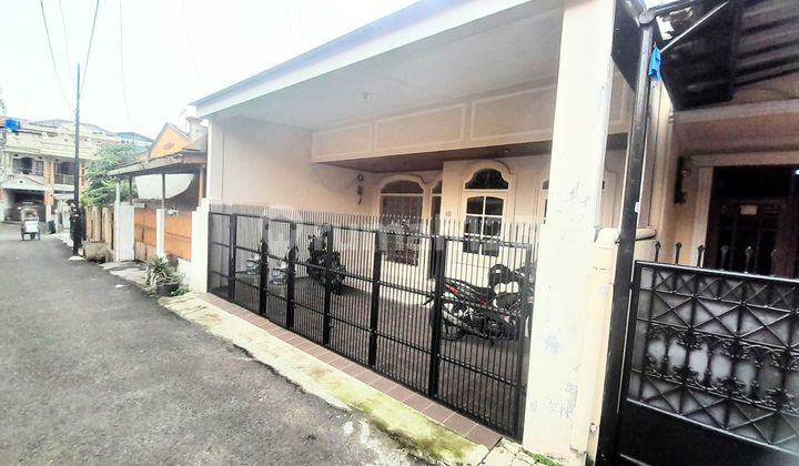 For Sale: Beautiful Classic Renovated 2-Story House in Tebet, South Jakarta, in a Serene Neighborhood, Well-Maintained, Special, Ready to Occupy, Freehold Certificate, Easy Access. 2