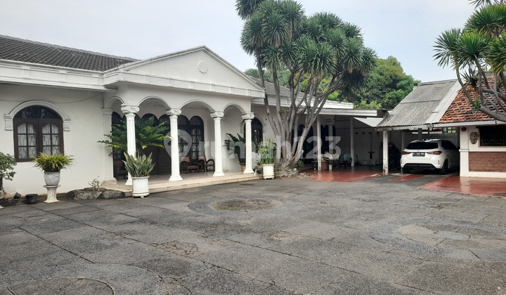 Dijual Istana Keluarga Besar! Rumah Luas Tanah 1610 m² Hadap Utara, 8 Kamar, Mewah, SHM, Carport/Parkir bisa 14 Mobil, Asri, Sejuk, Lingkungan Aman, Bebas Banjir, Banyak Akses 2