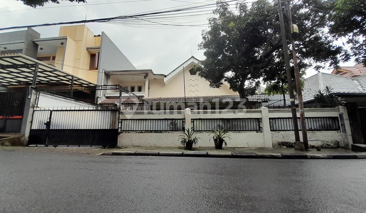 Luxury Vintage House 492M² in Tebet Dalam: SHM, Flood-Free, Strategic Location Near Station & Top Schools Luxury Vintage House 492M² in Tebet Dalam: SHM, Flood-Free, Strategic Location Near Station & Top Schools