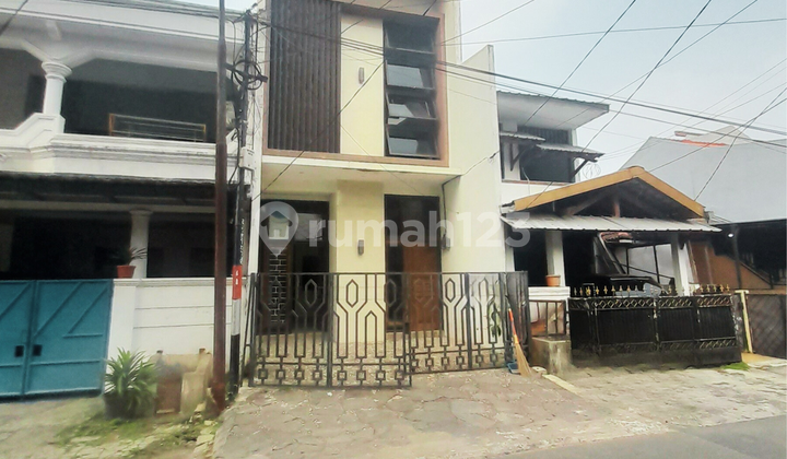 Rumah Cantik SHM, 3 Lantai Bagus di Pondok Kelapa, Jalan 3 Mobil, Depan Taman, 5 Menit ke Tol Becakayu! dan Bebas Banjir