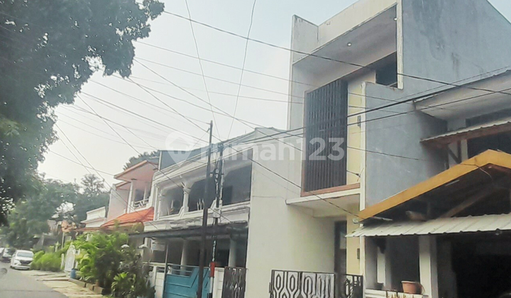 Rumah Cantik SHM, 3 Lantai Bagus di Pondok Kelapa, Jalan 3 Mobil, Depan Taman, 5 Menit ke Tol Becakayu! dan Bebas Banjir 2