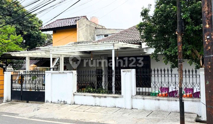 Dijual DI BAWAH HARGA PASAR Tanah Bonus Rumah Bergaya Klasik Nuansa Alam Asri, Bagus, Siap Huni, SHM, Halaman Luas, Jalan Lebar 4 Mobil, Mudah Akses di Duren Sawit Jakarta Timur
