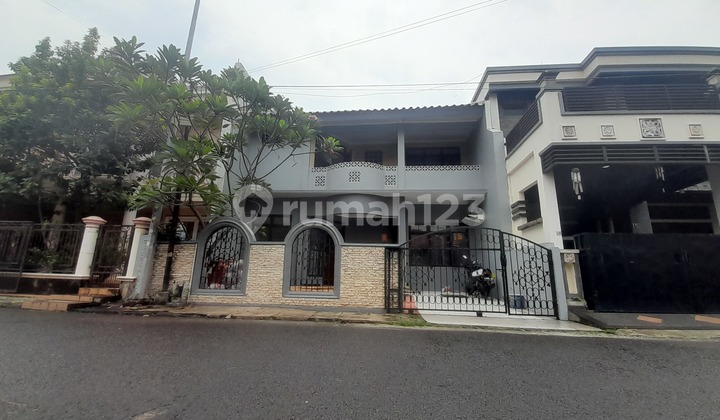 Disewa Rumah Bagus Elegan Terawat 2 Lantai di Pondok Kelapa Jakarta Timur, Bergaya Klasik, Lingkungan Sejuk, Asri, Istimewa Siap Huni, SHM, Halaman Luas, Jalan Lebar Mudah Akses, Fasilitas Kompleks Lengkap, Keamanan 24 Jam One Gate System Disewa Rumah Bagus Elegan Terawat 2 Lantai di Pondok Kelapa Jakarta Timur, Bergaya Klasik, Lingkungan Sejuk, Asri, Istimewa Siap Huni, SHM, Halaman Luas, Jalan Lebar Mudah Akses, Fasilitas Kompleks Lengkap, Keamanan 24 Jam One Gate System