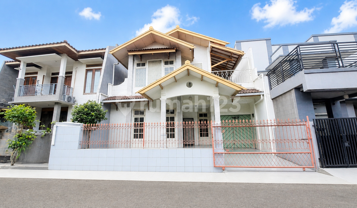 Two-Storey House in Pondok Kelapa Indah, Ready to Occupy - 100% Flood-Free, Three-Car Street, Close to Becakayu Toll Road