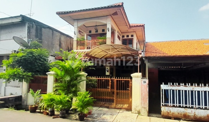 Dijual Rumah Bagus Semi Furnished SHM dengan Akses Dewa 1000%! Bebas Banjir 100% - Lokasi Super Strategis, Dekat KRL Tebet & Manggarai, Rumah Sakit, Sekolah, Selangkah ke Sudirman, di Tebet Jakarta Selatan