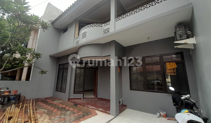 For Rent Elegant Well-Maintained 2-Story House in Pondok Kelapa, East Jakarta, Classic Style, Cool, Scenic, Exclusive Environment Ready to Occupy, Freehold Title, Spacious Yard, Wide Easy Access Road, Complete Complex Facilities, 24-Hour Security with One Gate System. 2