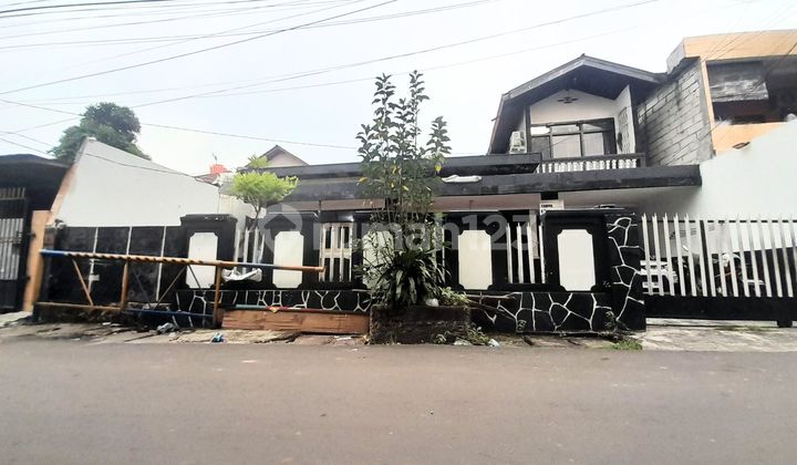 FOR SALE: Large 2-Story House BELOW MARKET PRICE in Setiabudi, South Jakarta. Well-Maintained, Special, Ready to Occupy, Freehold Title, Easy Access, Ideal for BOARDING HOUSE Investment. 2