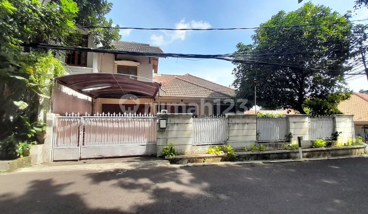 Dijual Rumah Cantik dan Bagus Bergaya Classic 2 Lantai, SHM, Siap Huni Dekat Akses Tol, Dekat Supermarket, Sekolah Favorit, dan Stasiun KRL Jatipadang, Pasar Minggu.