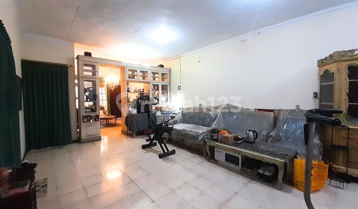 Dijual DI BAWAH HARGA PASAR Tanah Bonus Rumah Bergaya Klasik Nuansa Alam Asri, Bagus, Siap Huni, SHM, Halaman Luas, Jalan Lebar 4 Mobil, Mudah Akses di Duren Sawit Jakarta Timur 2