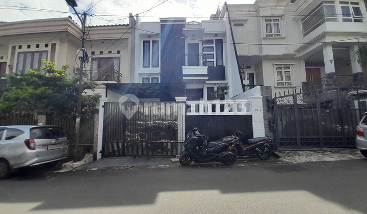 Rumah Disewa Tebet Barat Jakarta Selatan 4+1 KT 250M² Akses 3 Mobil Dekat Tol & LRT & KRL - Siap Huni