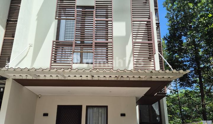 For Sale 3-Story Residential House in Whelford Greenwich Park Cluster