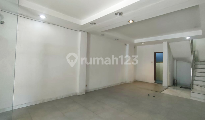 Spacious Shop House in Gardujati Bandung in Good Condition 2