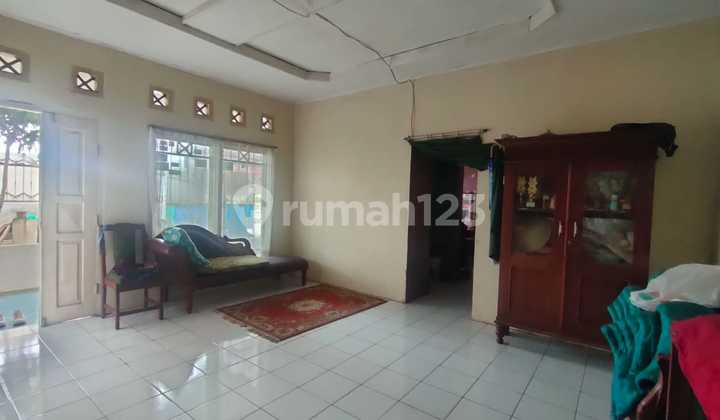 One-Story House Near Sumedang Town Square One-Story House Near Sumedang Town Square