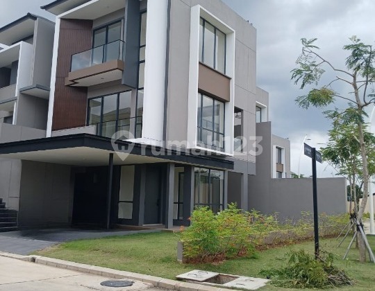 The Most Sought-After Corner! A Majestic 3-Storey Hook House in Kelimutu Cluster