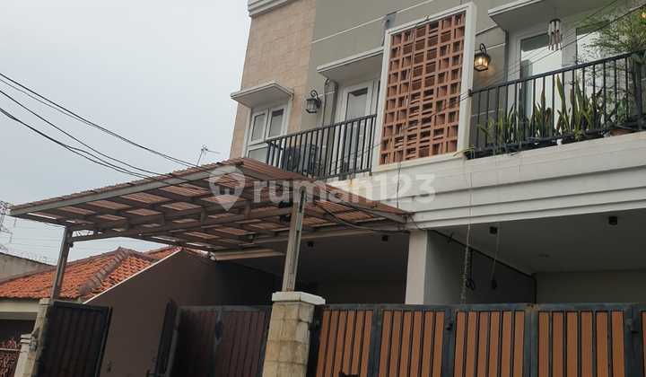 Rumah Minimalis di Tomang Bebas Banjir Rumah Minimalis di Tomang Bebas Banjir